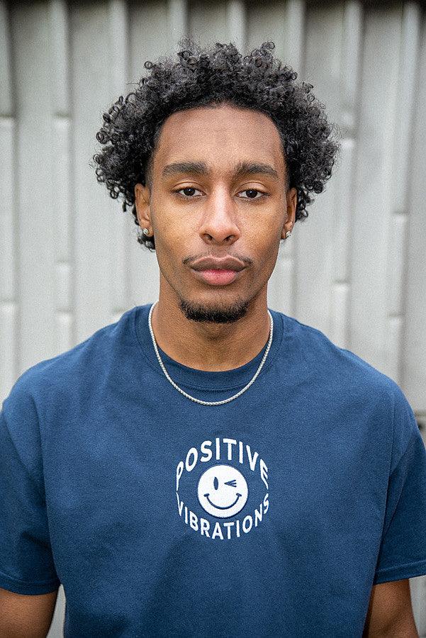 T-Shirt in Navy 90s Rave Smiley Positive Vibrations Embroidery-1