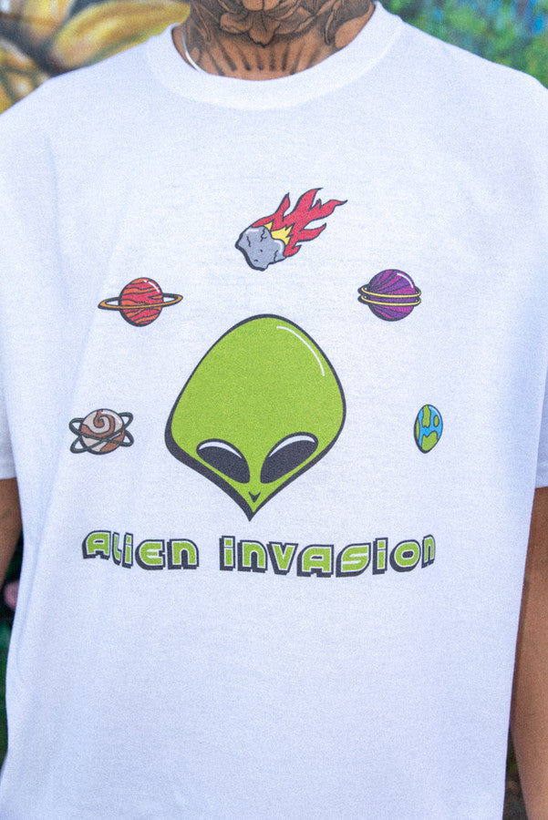 Short Sleeved T-Shirt in White With Alien Invasion Print-1